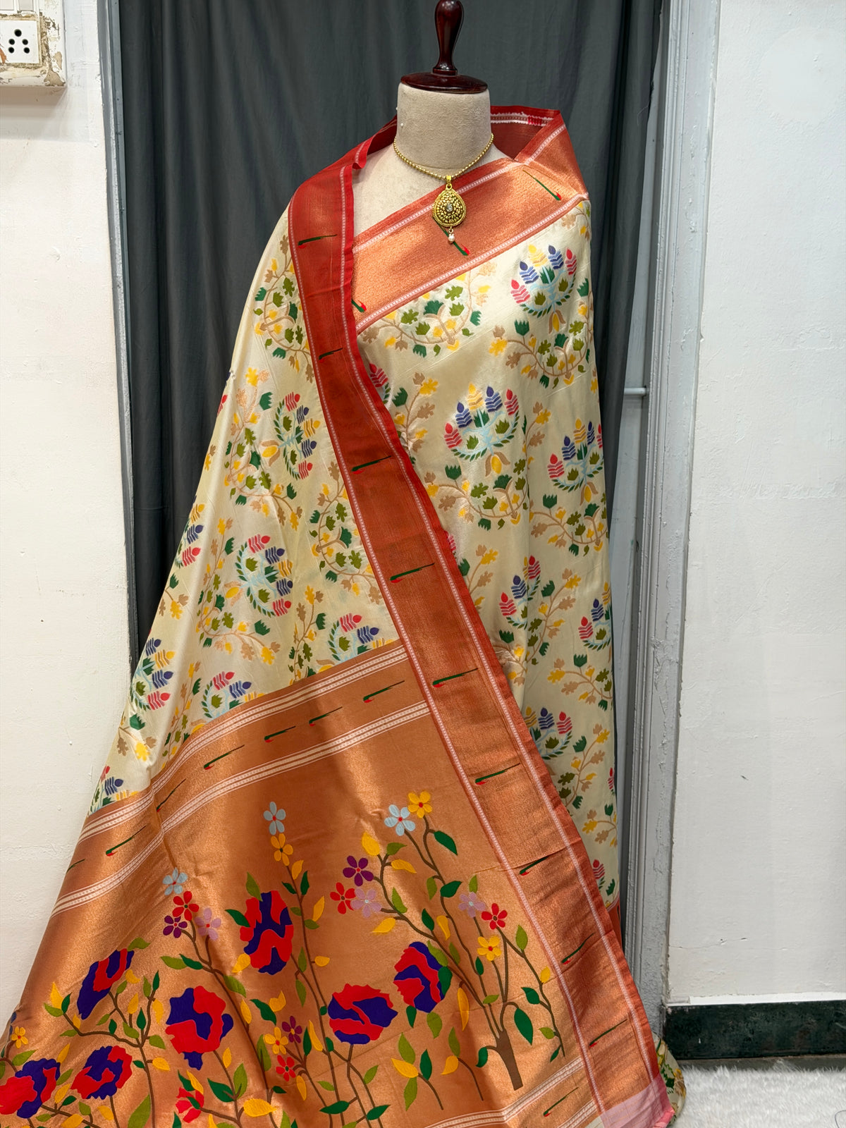 Single muniya border soft silk all over
