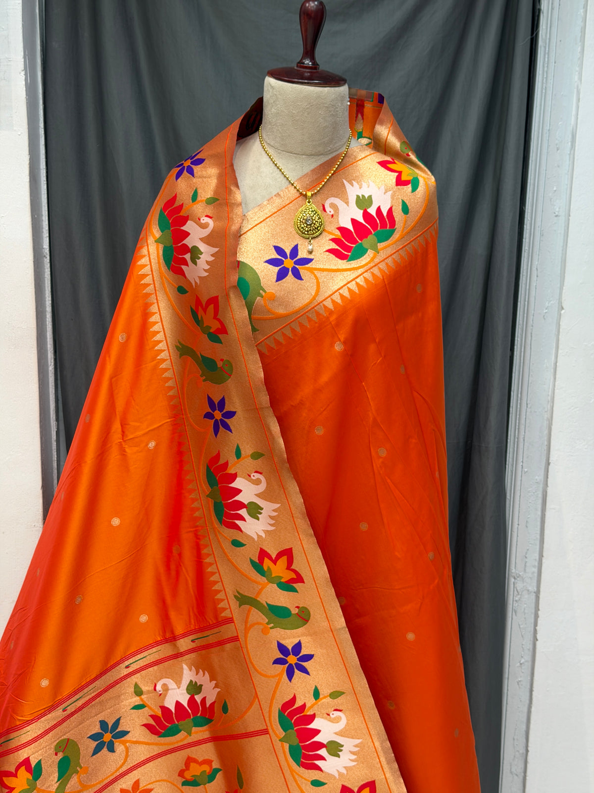Soft silk swan and parrot border