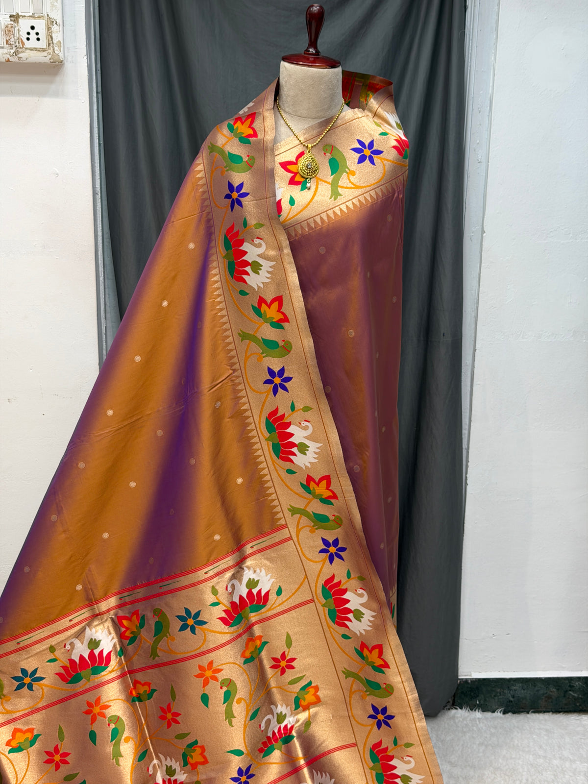 Soft silk swan and parrot border