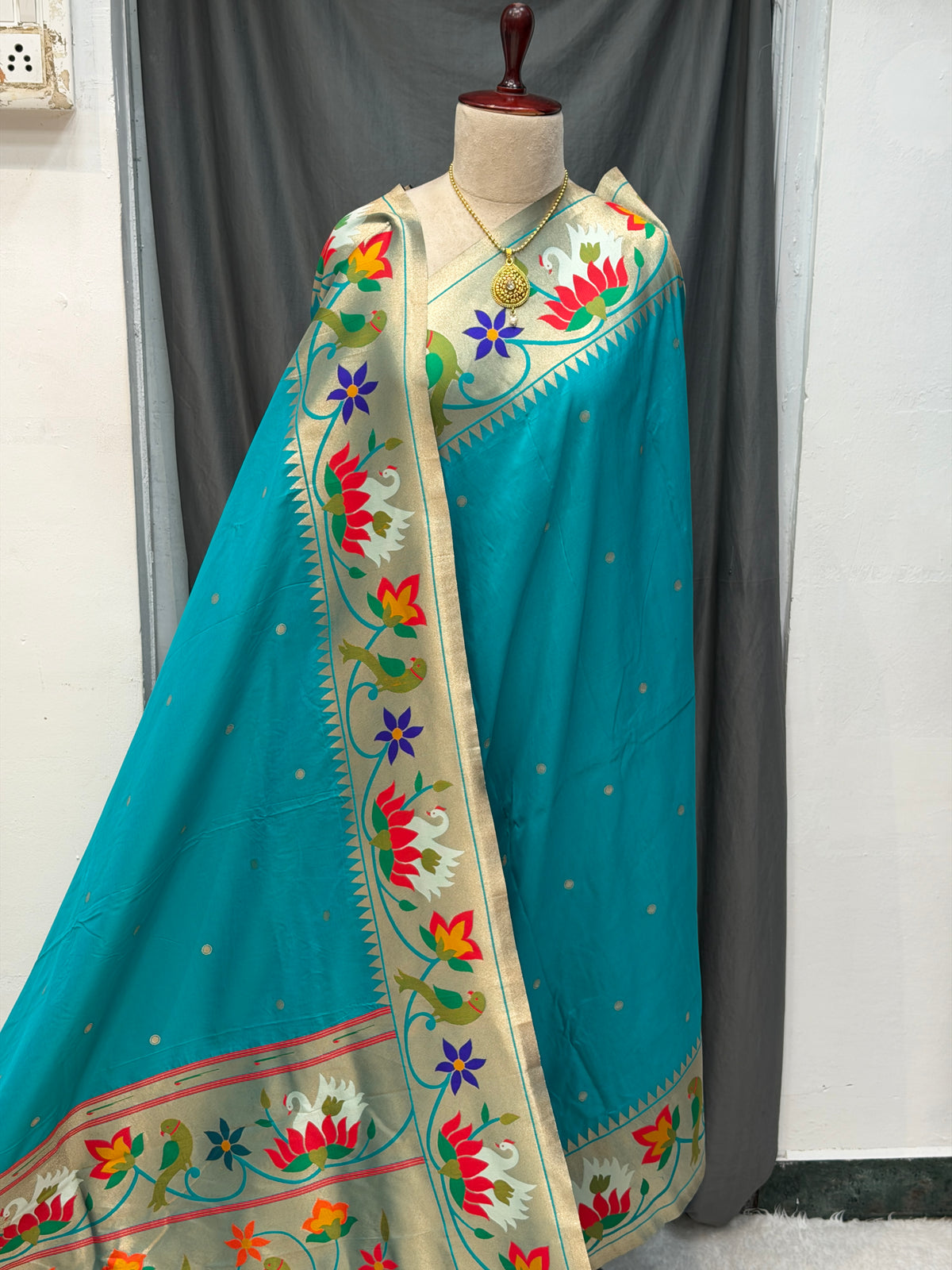 Soft silk swan and parrot border
