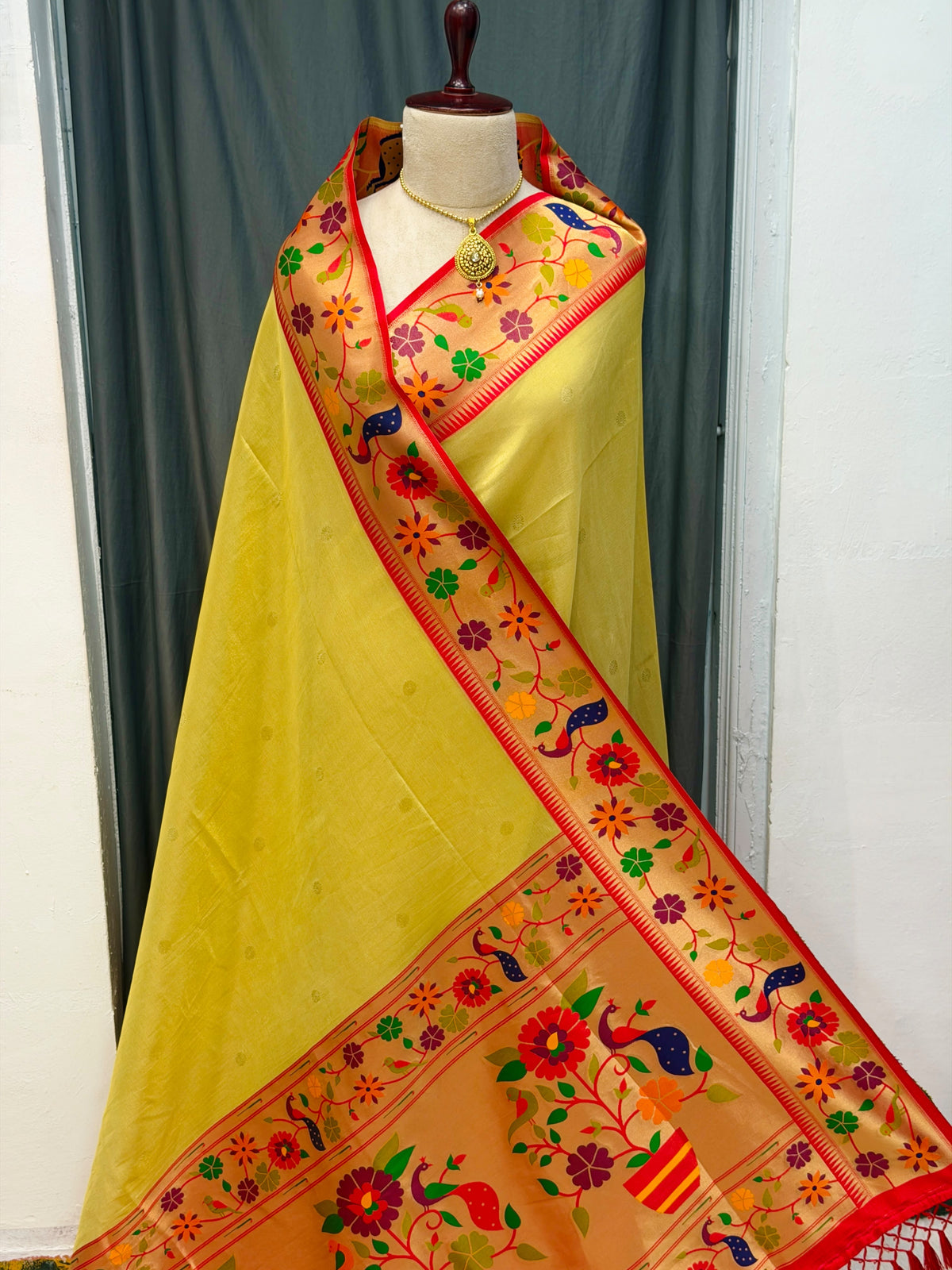 Flower border tissue paithani