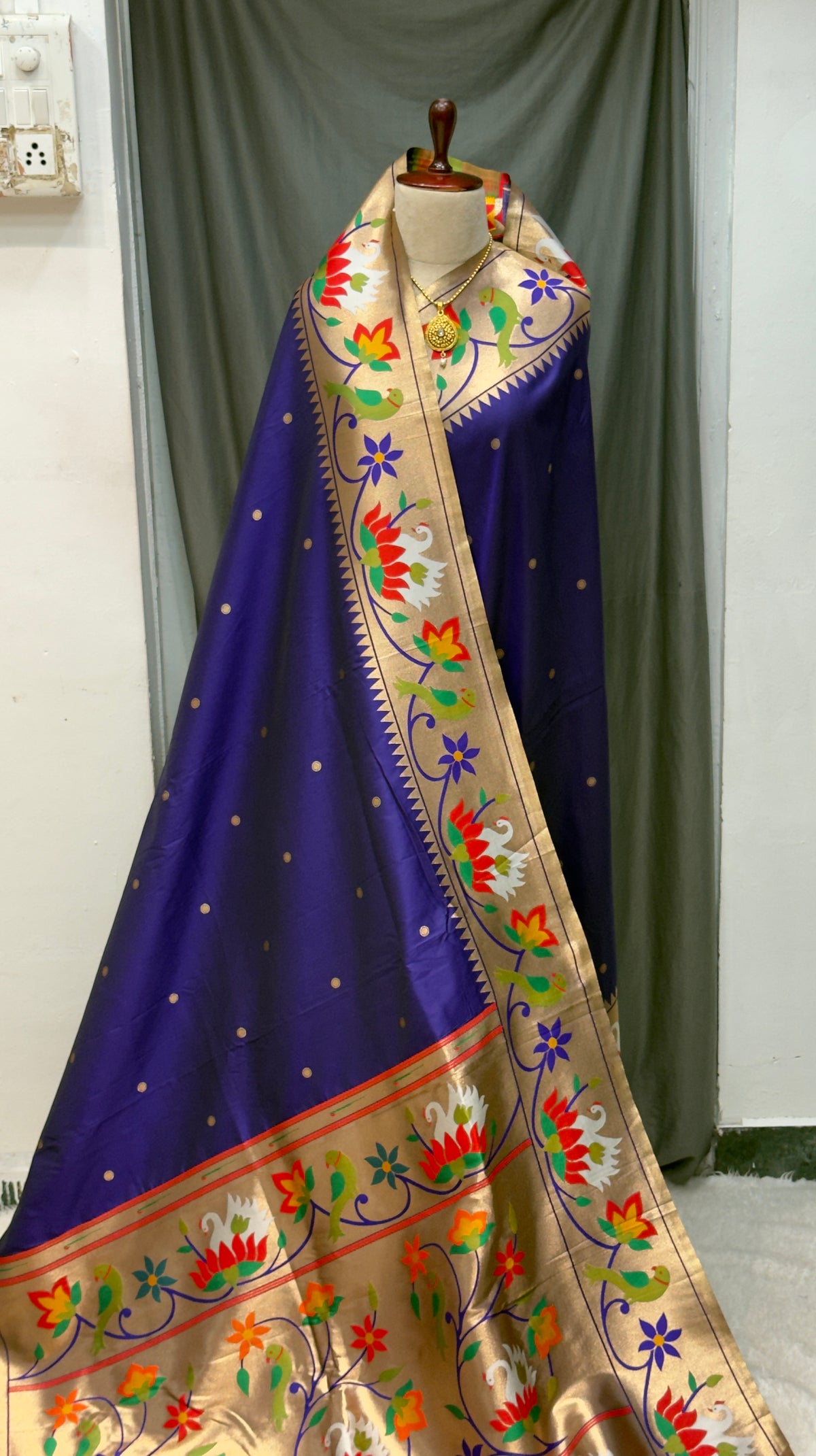 Soft silk swan and parrot border