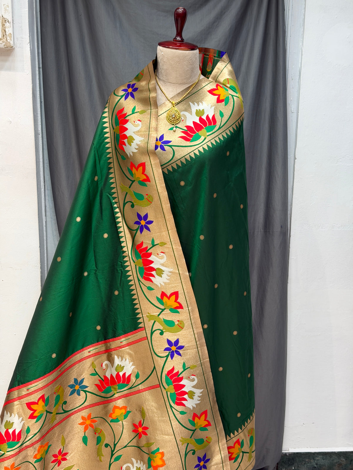 Soft silk swan and parrot border